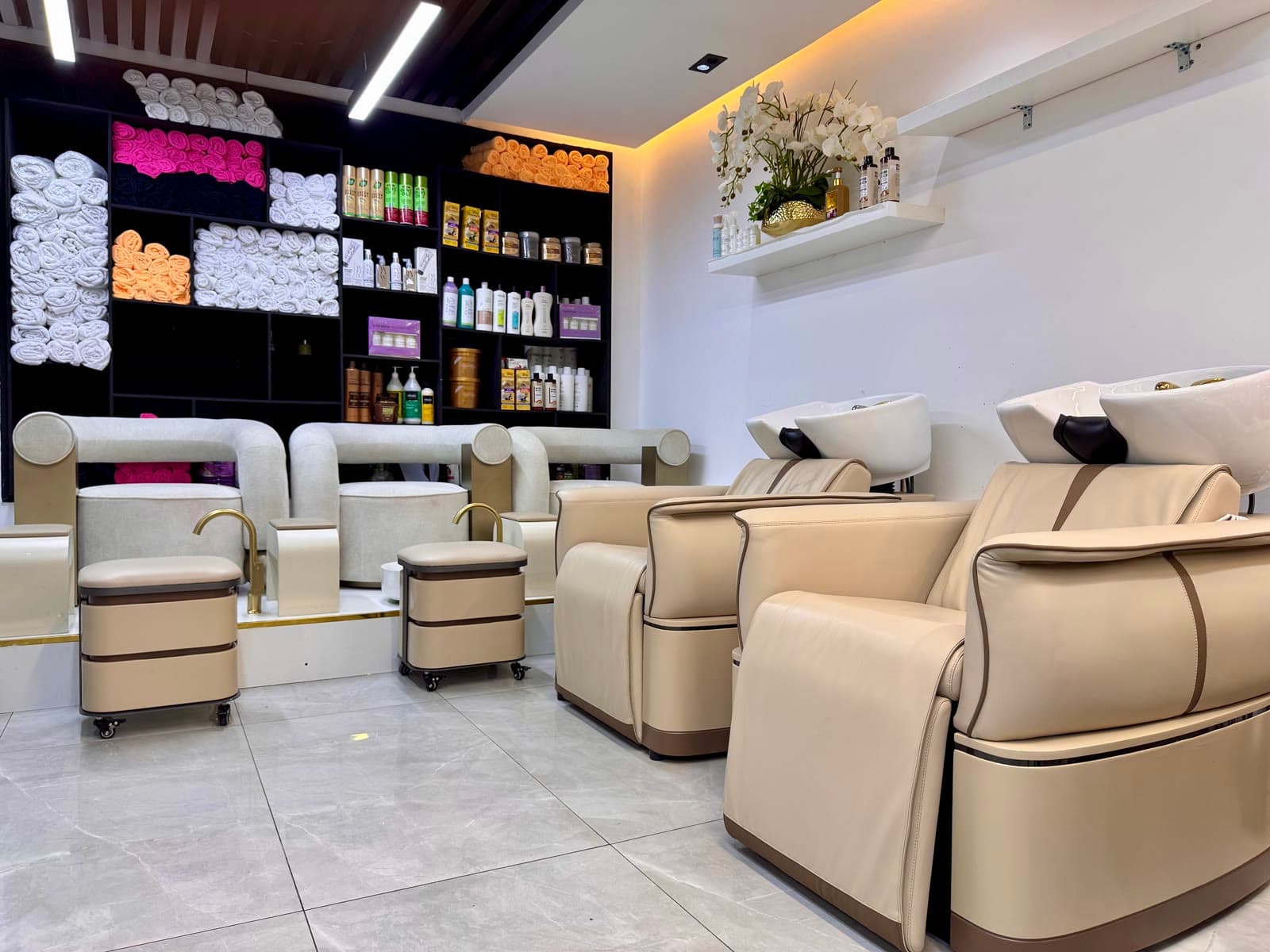 Backwash Stations — Inside Qasr Alshar — a premium multicultural beauty salon in Deira, Dubai, near Union Metro.