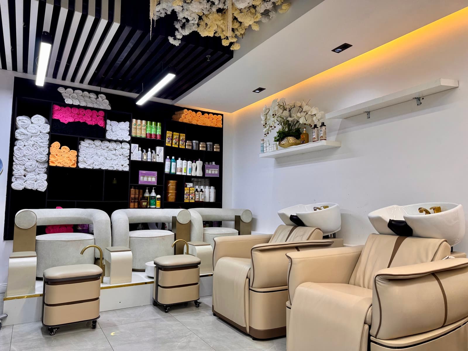Shampoo Lounge — Inside Qasr Alshar — a premium multicultural beauty salon in Deira, Dubai, near Union Metro.