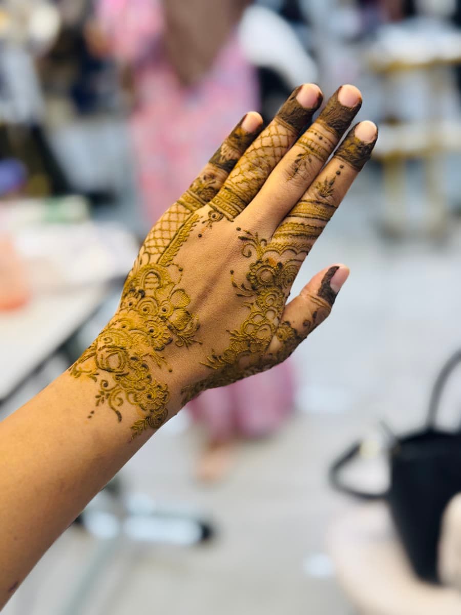 Traditional Floral Mehndi — Natural bridal & traditional henna (mehndi) artistry by Qasr Alshar, Dubai — near Union Metro, Deira.